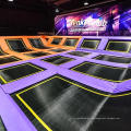 Parque infantil coberto de trampolins